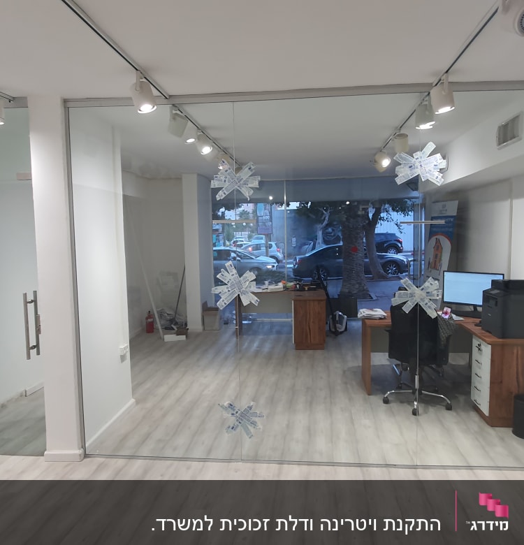 קיר זכוכית עם מדבקות בצורת פתיתי שלג